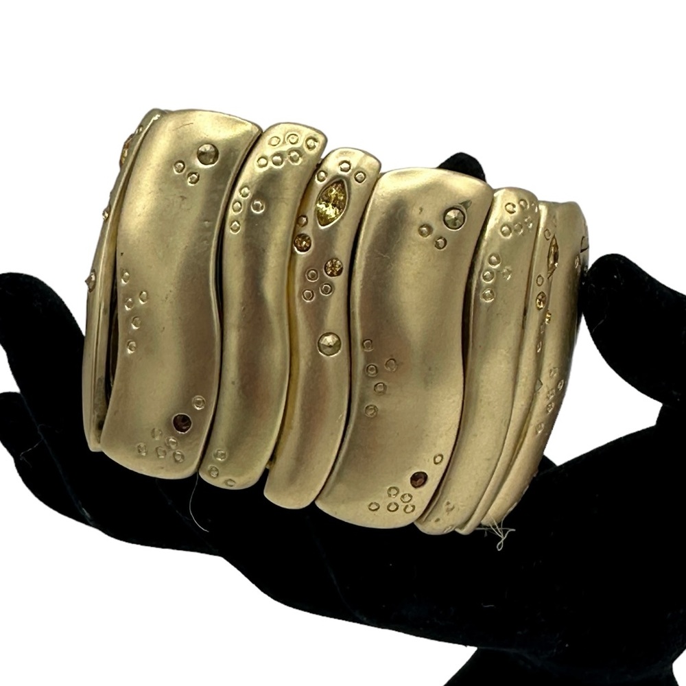 Statement bracelet,‎ gold color no name brand